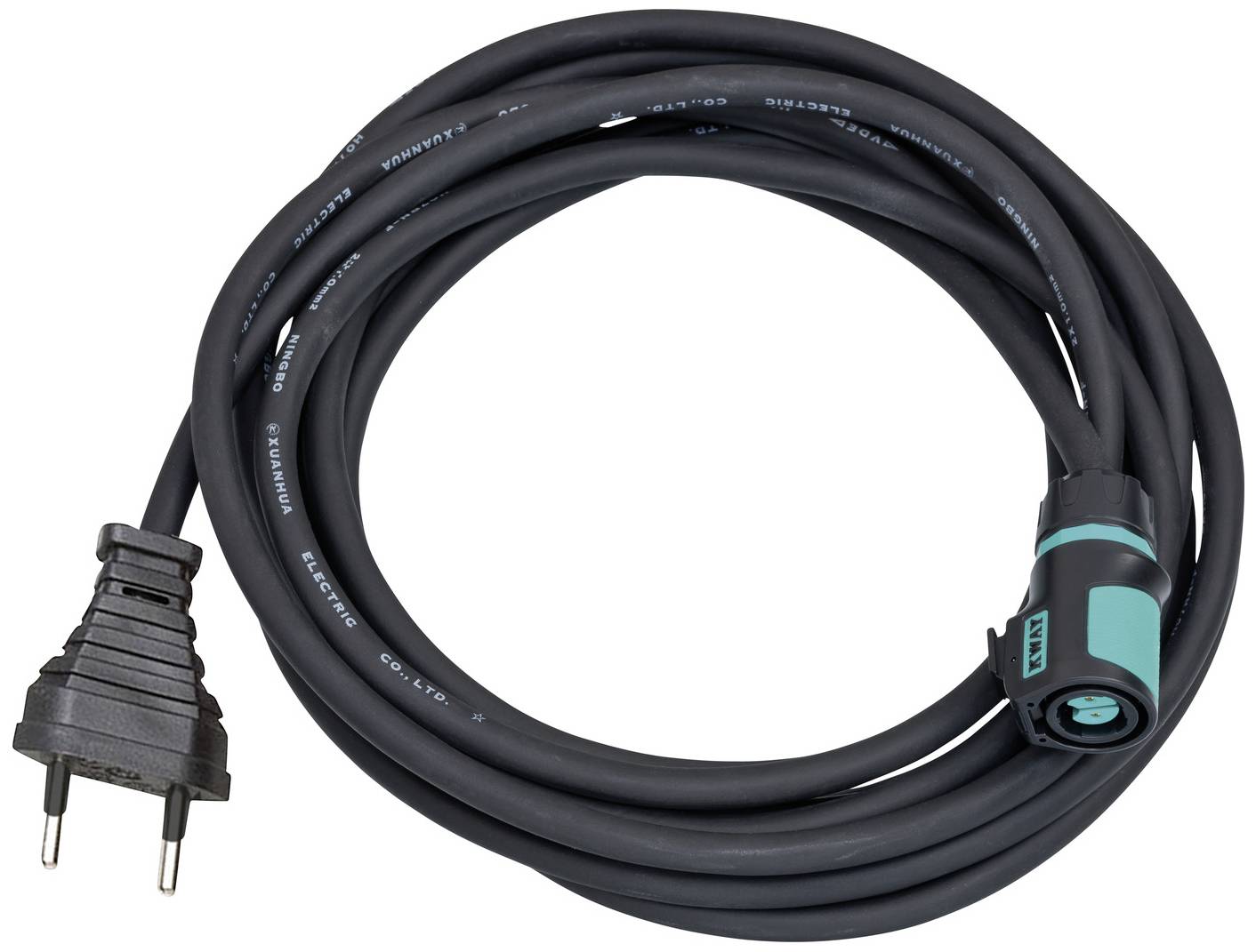 'Ein langes, schwarzes Elektrokabel mit einem europäischen Stecker und einem grünen Steckverbinder am anderen Ende, aufgerollt.'