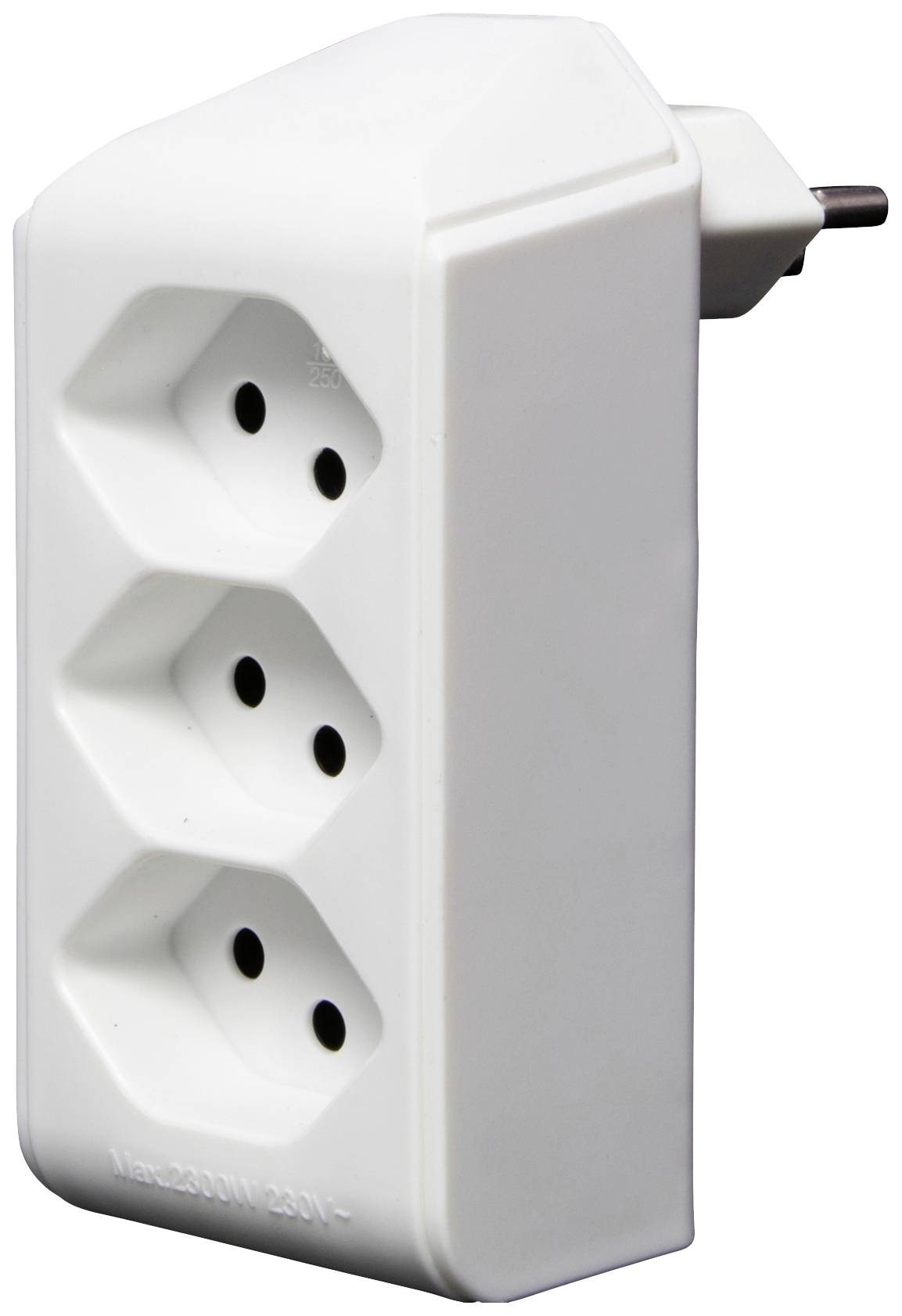 Ein weißer dreifacher Steckdosenadapter mit seitlichen Steckplätzen, der an europäische Steckdosen angeschlossen werden kann.