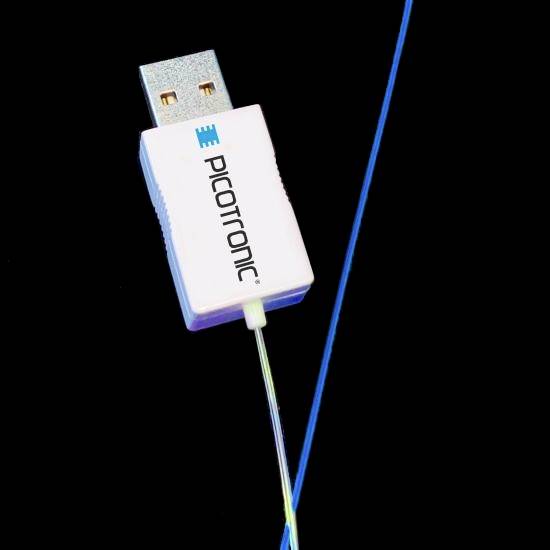 Ein USB-Stecker mit 'PICOTRONIC'-Logo, an dem ein dünnes, leuchtendes Kabel angeschlossen ist, vor schwarzem Hintergrund.