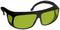 Schwarze Schutzbrille mit gelb-grünen Gläsern, die UV-Strahlen blockiert und in Laboren oder im Freien verwendet wird.