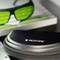 Etui mit der Aufschrift 'PCTRONIC' und grüne Schutzbrille in der Nähe, auf einem Tisch liegend.