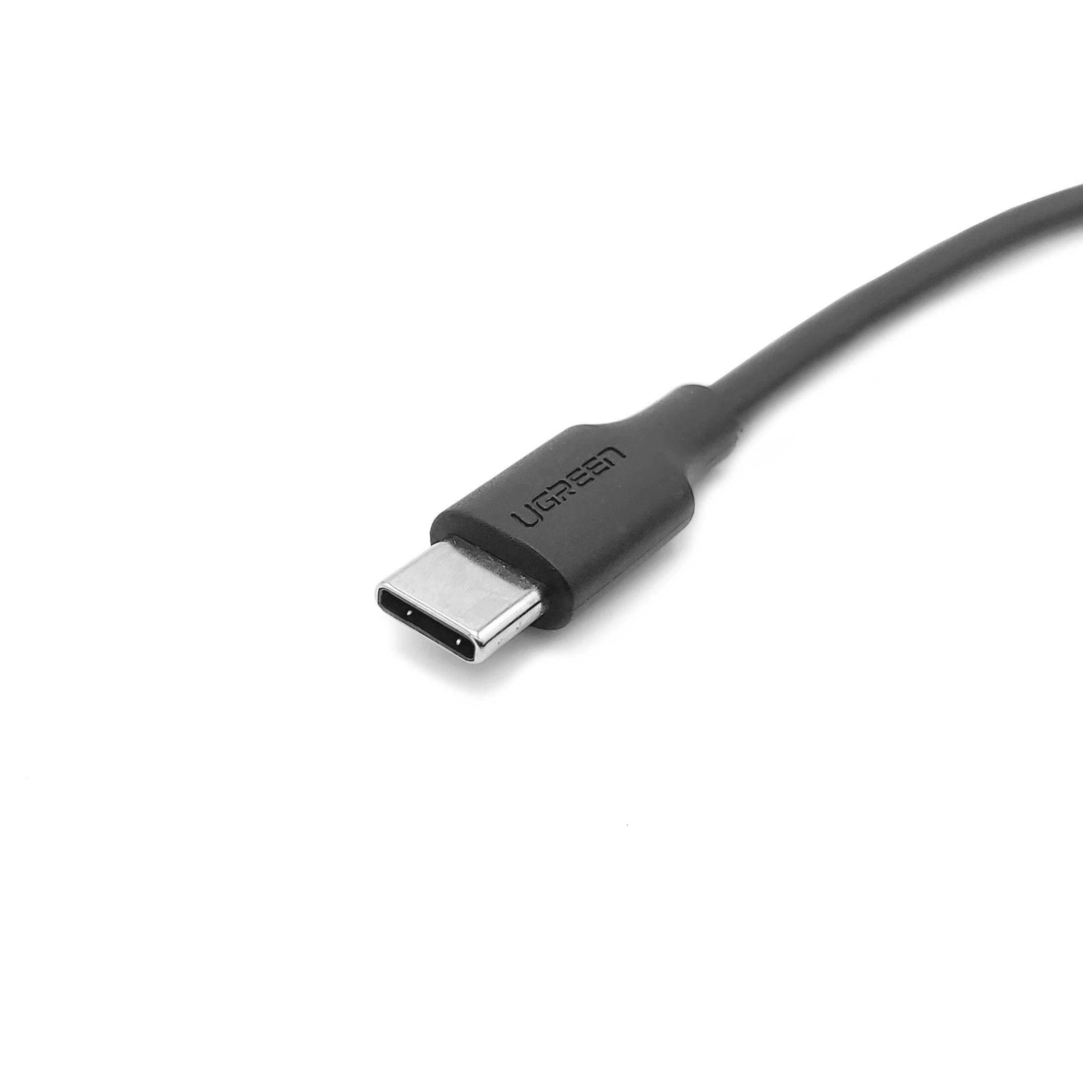 Ein schwarzes USB-C-Kabel mit einem silbernen Anschluss, markiert mit 'UGREEN', vor weißem Hintergrund.