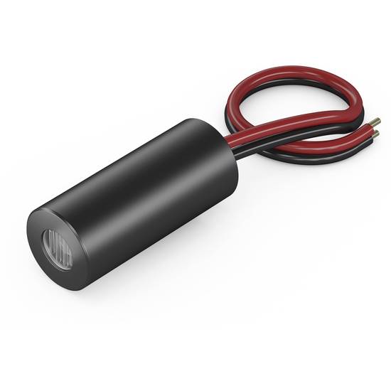 Schwarzer zylindrischer Kondensator mit zwei herausragenden roten Kabeln auf weißem Hintergrund.