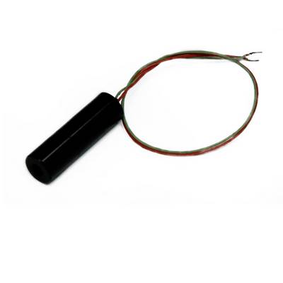 Ein zylindrisches schwarzes Bauteil mit zwei herausragenden isolierten Drähten, die rot und grün sind. Ideal für elektronische Anwendungen.