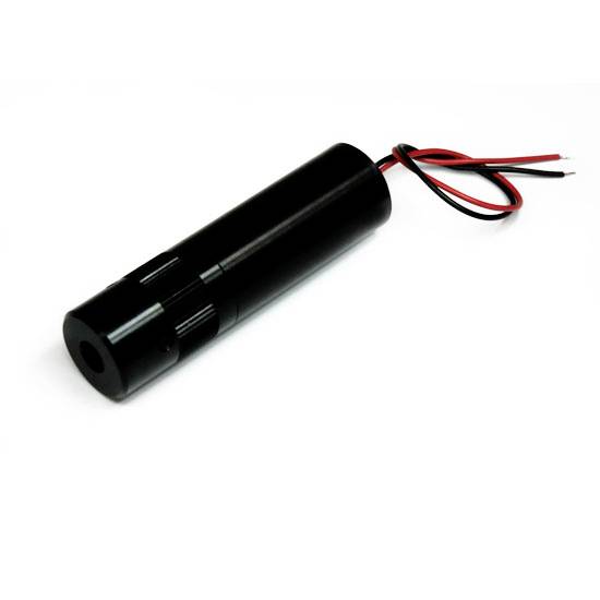 Ein schwarzes zylindrisches Elektronikbauteil mit zwei abgehenden Kabeln, eines rot und eines schwarz, liegt auf weißem Hintergrund.