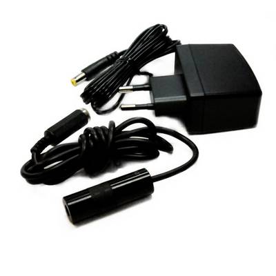 Ein schwarzes Netzteil mit Kabel und Adapter. Das Kabel ist aufgerollt. Geeignet zum Laden von elektronischen Geräten.