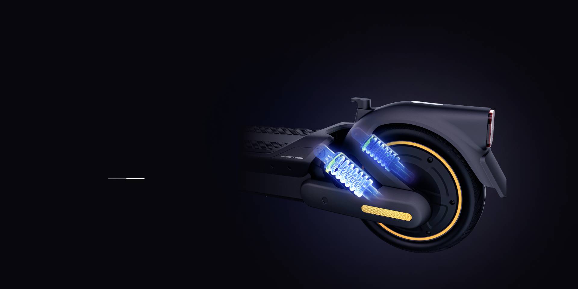 Elektroroller mit Fokus auf das Hinterrad, das Federungssystem und die orange beleuchteten Ringe anzeigt, auf schwarzem Hintergrund.