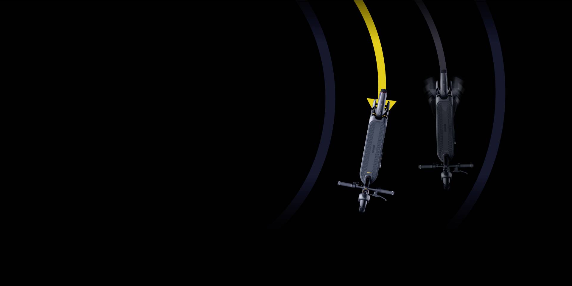 Zwei E-Scooter auf dunklem Hintergrund, einer mit gelber und einer mit grauer Spur. Der gelbe Scooter fährt schneller.