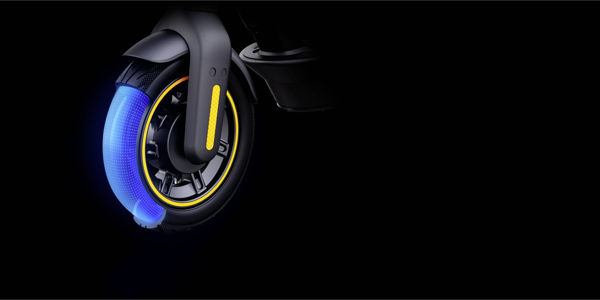 Vorderes Rad eines Elektrorollers mit leuchtend blauer Schutzverkleidung auf schwarzem Hintergrund. Betont Technologie und Design.