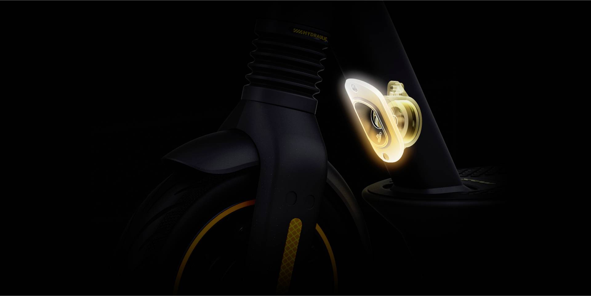 Nahaufnahme eines Elektroroller-Vorderrads mit leuchtendem gelbem Scheinwerfer. Der Hintergrund ist dunkel, um das Licht hervorzuheben.