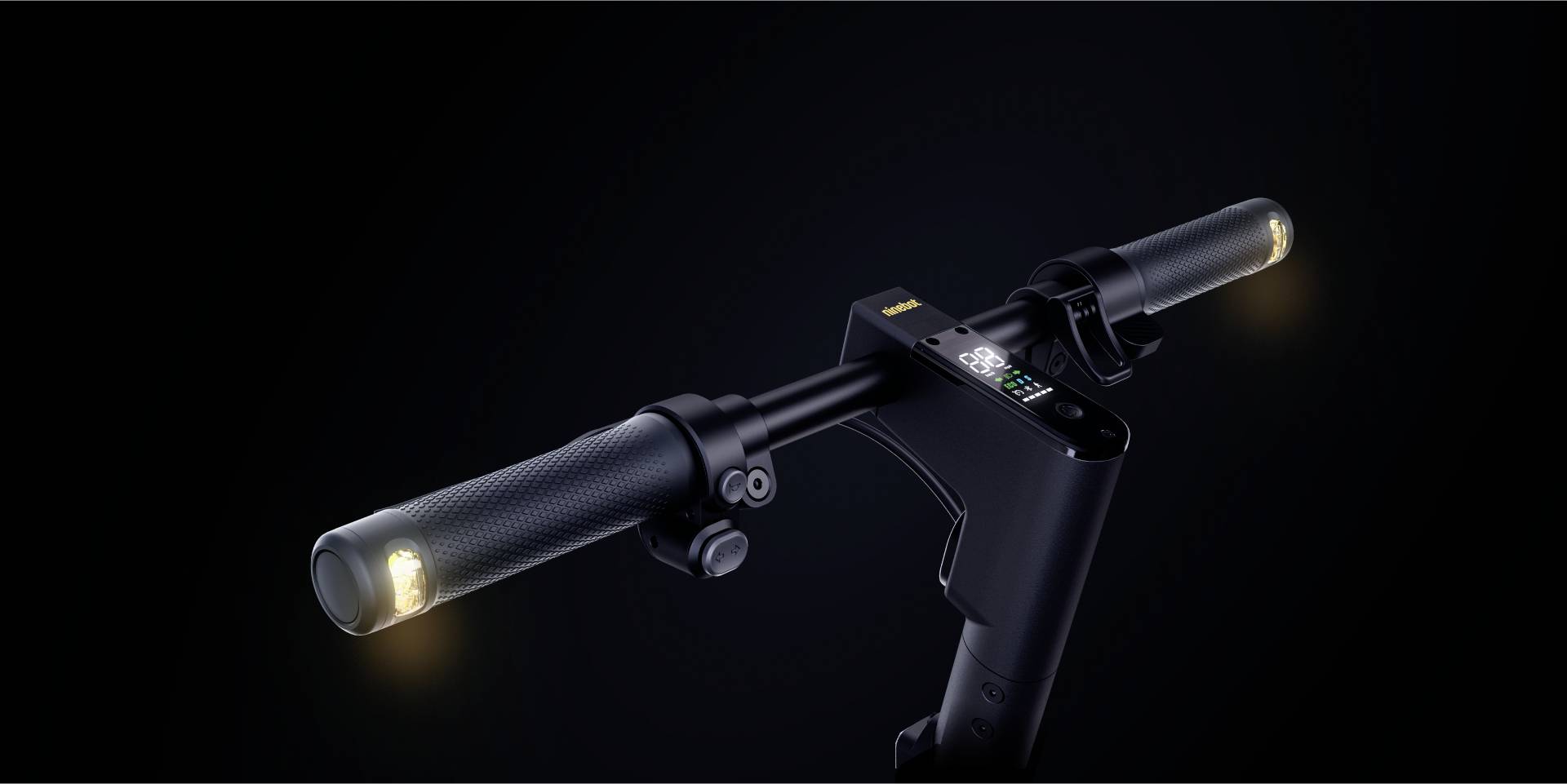 Ein schwarzer E-Scooter-Lenker mit beleuchteten Griffen und einem digitalen Display in der Mitte, vor einem dunklen Hintergrund.