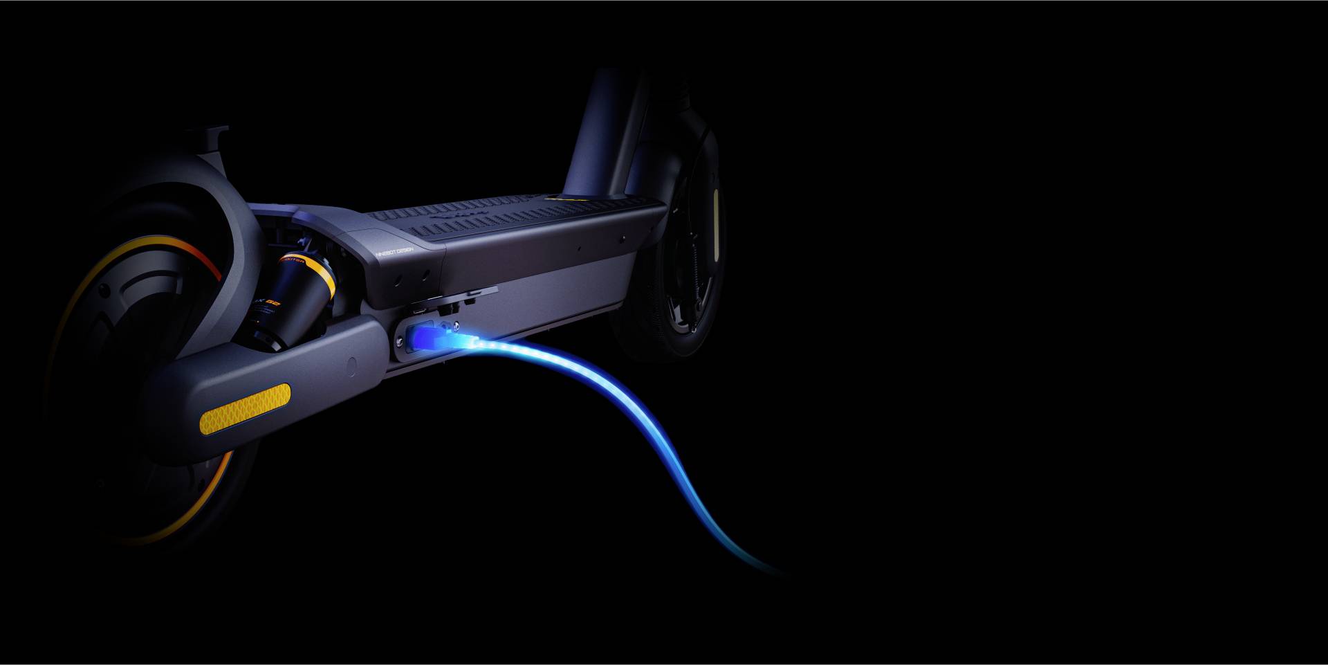 Ein elektrischer Roller wird über ein blau leuchtendes Kabel aufgeladen. Der Fokus liegt auf dem Ladeanschluss und dem Kabel.