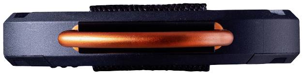 Schwarzer Kasten mit einem gebogenen, orangefarbenen Griff in der Mitte, von oben betrachtet.