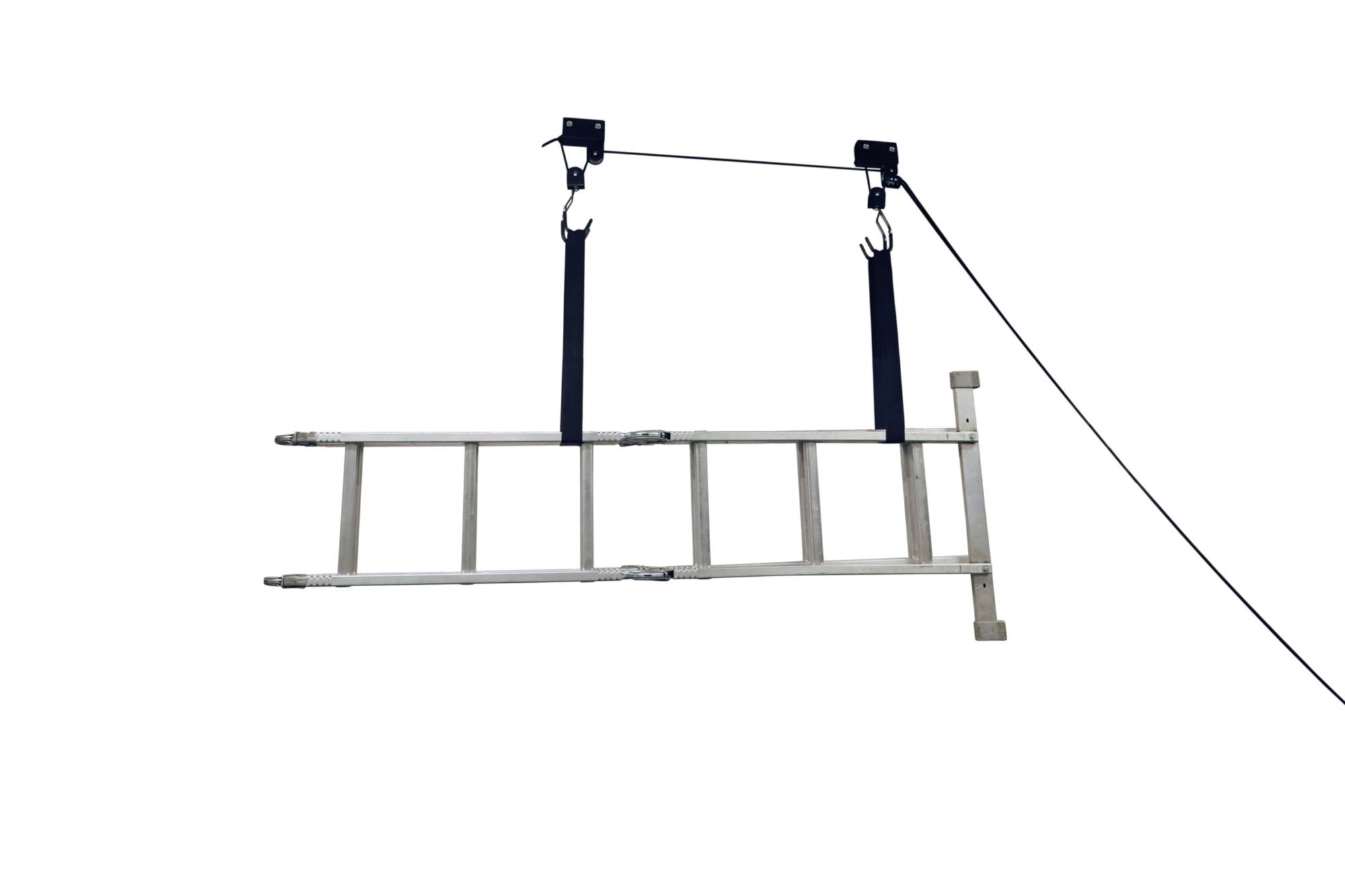 'Aluminiumleiter hängt horizontal an zwei Haken an der Decke, befestigt durch ein Seilzugsystem. Geeignet zum Lagern.'