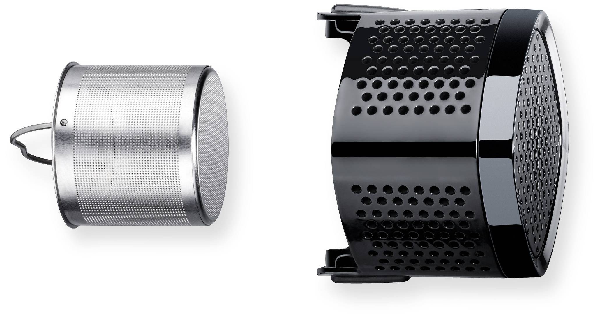 Zwei Metallbehälter in unterschiedlicher Größe und Form. Links zylindrisch mit Sieb, rechts größer, schwarz mit gelochtem Muster.