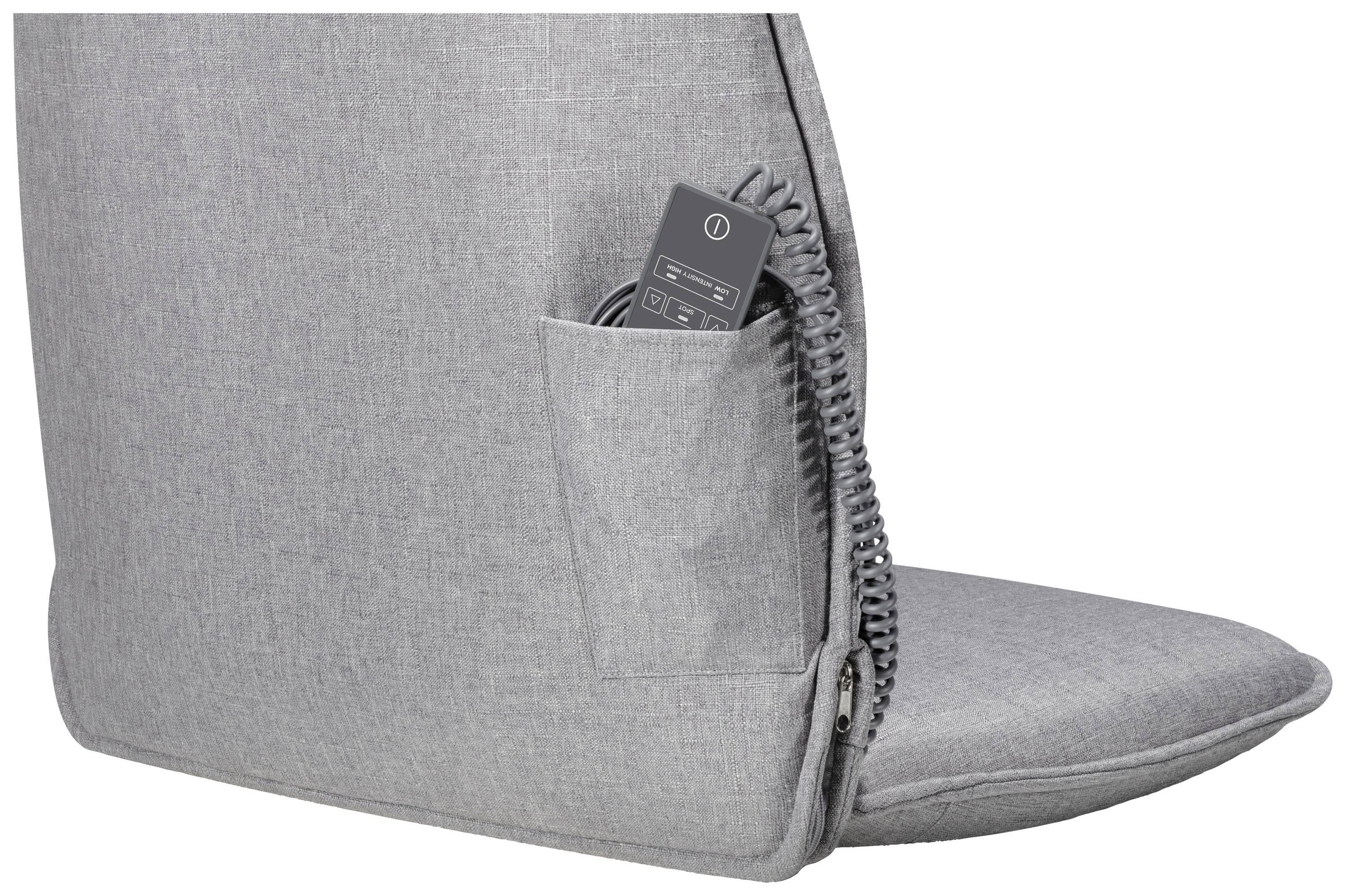 Eine graue Rückenlehne eines Stuhls oder Sessels mit einer seitlichen Tasche, in der eine Fernbedienung steckt.