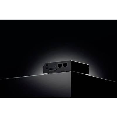 Ein kleines, schwarzes Netzwerkgerät mit zwei Ethernet-Anschlüssen und LED-Anzeigen sitzt auf einem dunklen Podest vor schwarzem Hintergrund.