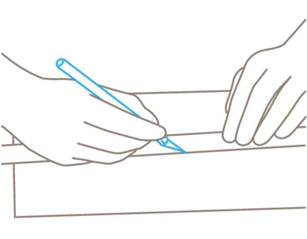 Hände zeichnen mit einem Stift auf einem Blatt Papier, das auf einer ebenen Fläche liegt.