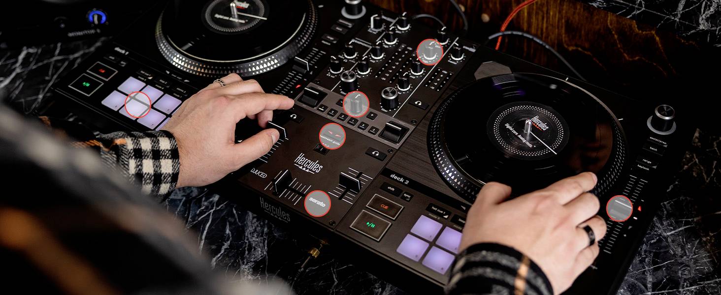 Person mixt Musik an einem DJ-Controller mit zwei Plattentellern und verschiedenen Knöpfen und Reglern auf einer dunklen Oberfläche.