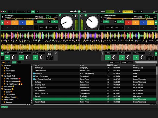 'Serato DJ Software' zeigt zwei virtuelle Plattenteller mit laufenden Tracks und farbcodierten Wellenformen, darunter Tracklisten und Bedienfelder.