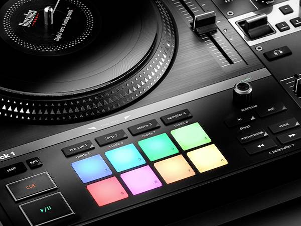 Ein DJ-Controller mit Drehregler, Farb-Pads und Bedienelementen zur Steuerung von Musik- und Audioeffekten.