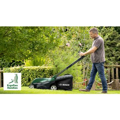 Ein Mann mäht Rasen mit einem Bosch-Rasenmäher. Er nutzt ergonomische 'Ergoflex Handles'. Der Garten ist grün und gepflegt.
