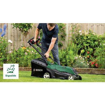 Mann mäht den Rasen mit einem Bosch Rasenmäher im Garten. Im Hintergrund blühen Blumen. Links unten das 'Ergoslide'-Logo.