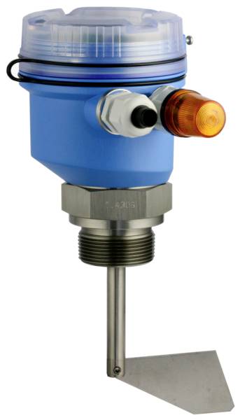 Ein blauer Füllstandssensor mit Metallgewinde und Schaufel befestigt. Es hat ein oranges Alarmlicht und zwei Anschlüsse an der Oberseite.