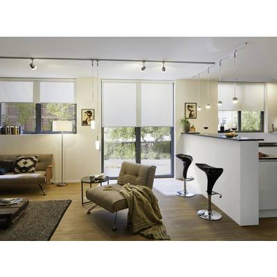 Modernes Wohnzimmer mit Holzfußboden, Sofa, Sessel, Deckenleuchten und Bar mit zwei Hockern; große Fenster im Hintergrund.