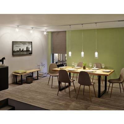 Moderner Essbereich mit Holztisch, sechs Stühlen, in einem gut beleuchteten Raum mit grün gestrichener Wand. Tisch ist gedeckt.