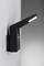 Moderne Außenlampe mit Sensor an der Wand. Schwarzes, minimalistisches Design mit rechteckigem Leuchtkopf. Beleuchtet Wandbereich.