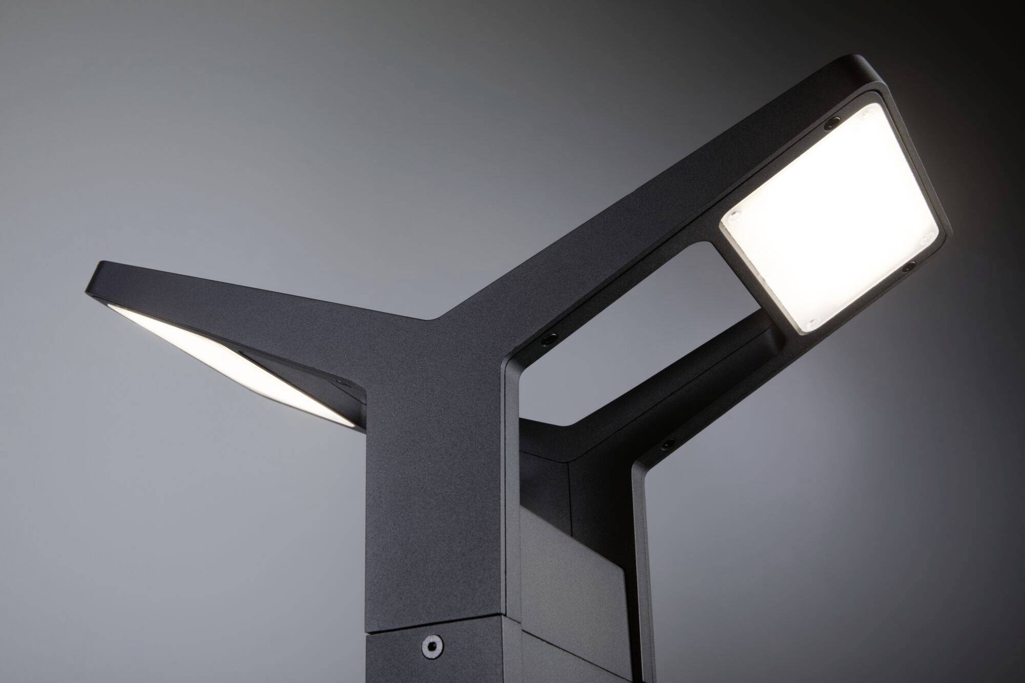 Eine moderne Straßenlaterne mit zwei leuchtenden rechteckigen LED-Paneelen in einem Y-förmigen Design vor grauem Hintergrund.