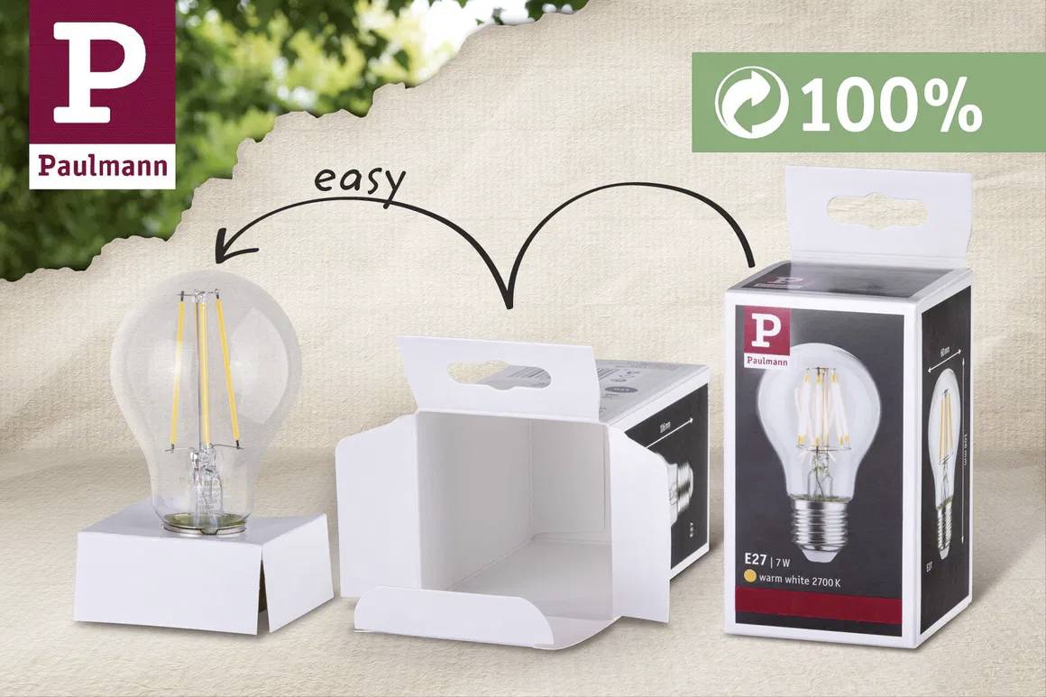 Eine Glühbirne wird aus einer Verpackung genommen. Der Pfeil zeigt den einfachen Öffnungsprozess. Ein 100%-Symbol ist oben rechts sichtbar.