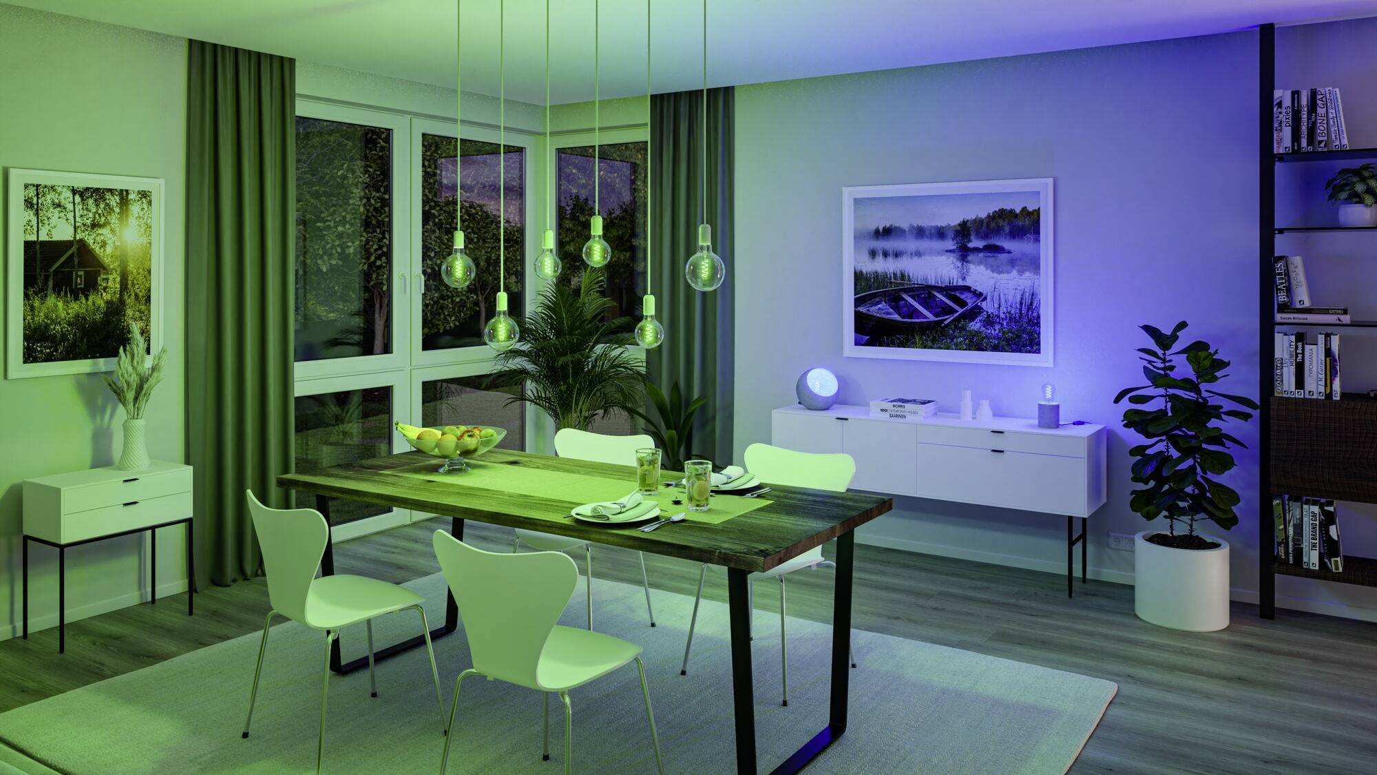 Esszimmer mit modernem Holztisch, weißen Stühlen und farbiger Beleuchtung. Grünpflanzen und Bilder ergänzen das stilvolle Ambiente.