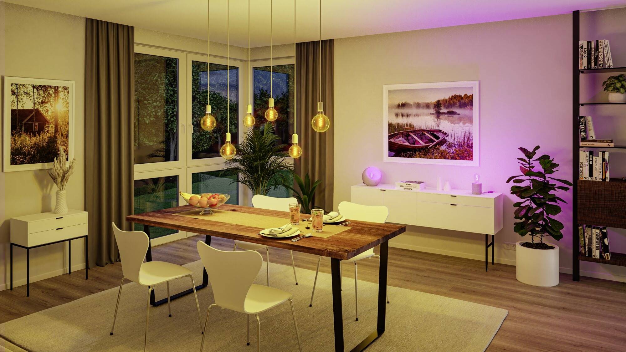 Esszimmer mit hölzernem Tisch, weißen Stühlen und hängenden Lampen. Große Fenster, Pflanzen und ein beleuchtetes Bild an der Wand.