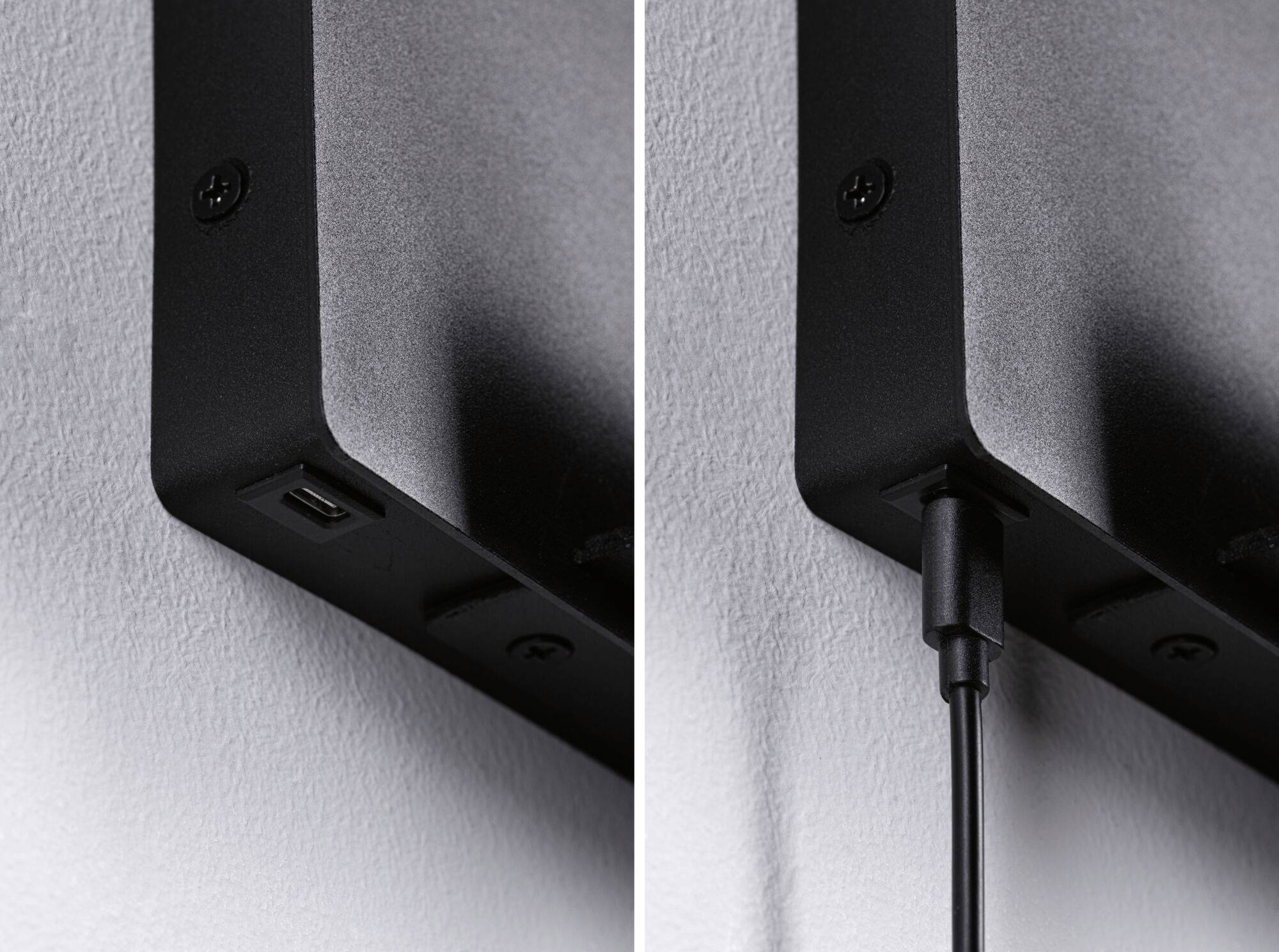 Nahaufnahme von zwei Ansichten einer schwarzen Wandmontagehalterung. Links: ohne Kabel. Rechts: mit eingestecktem Kabel.