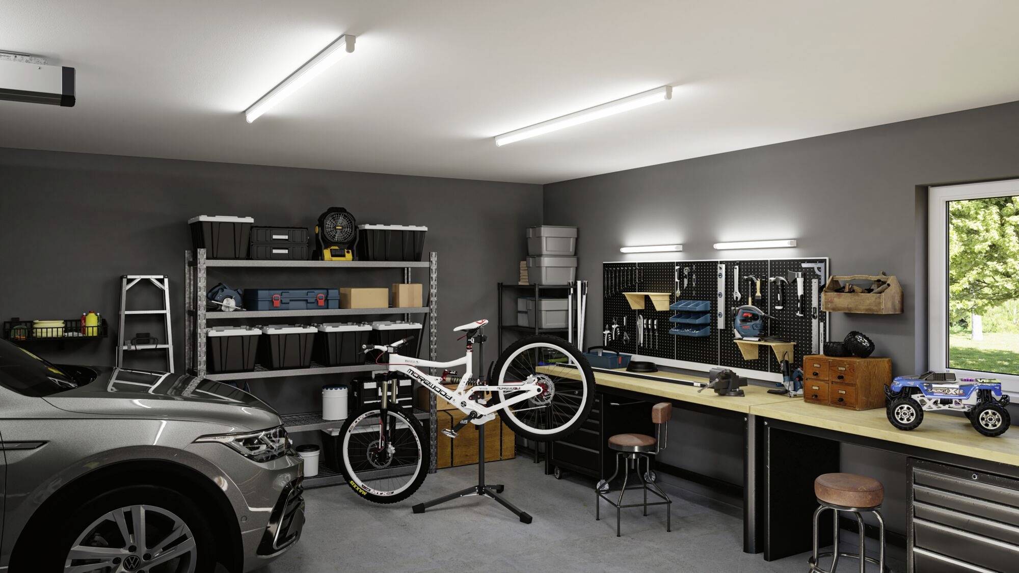 Fahrrad auf Ständer in geräumiger, aufgeräumter Garage mit geparktem Auto, Werkbank mit Werkzeugen und Regalen voller Kisten im Hintergrund.