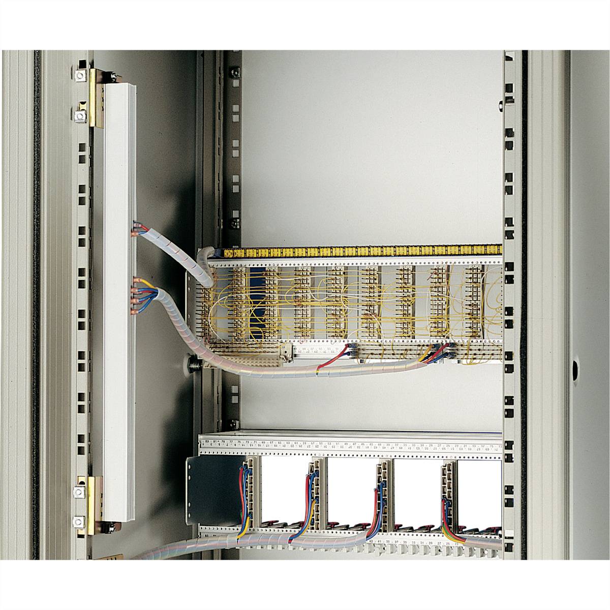 Ein Schaltschrank mit mehreren installierten elektronischen Komponenten und Kabelverbindungen, vermutlich für industrielle Steuerungen.