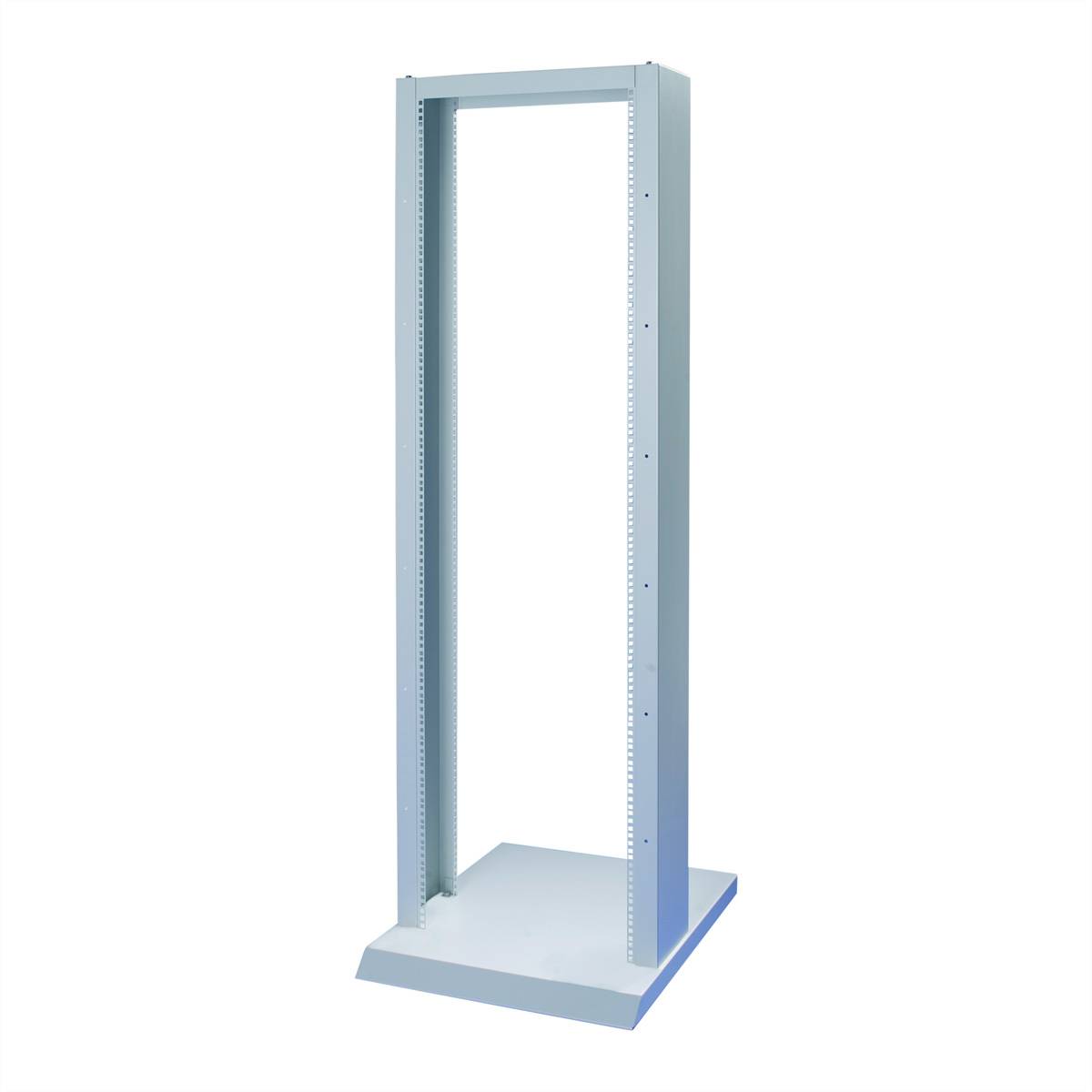 Ein einfacher, leerer, blauer Server-Rackrahmen aus Metall, stehend auf einer weißen, reflektierenden Fläche.
