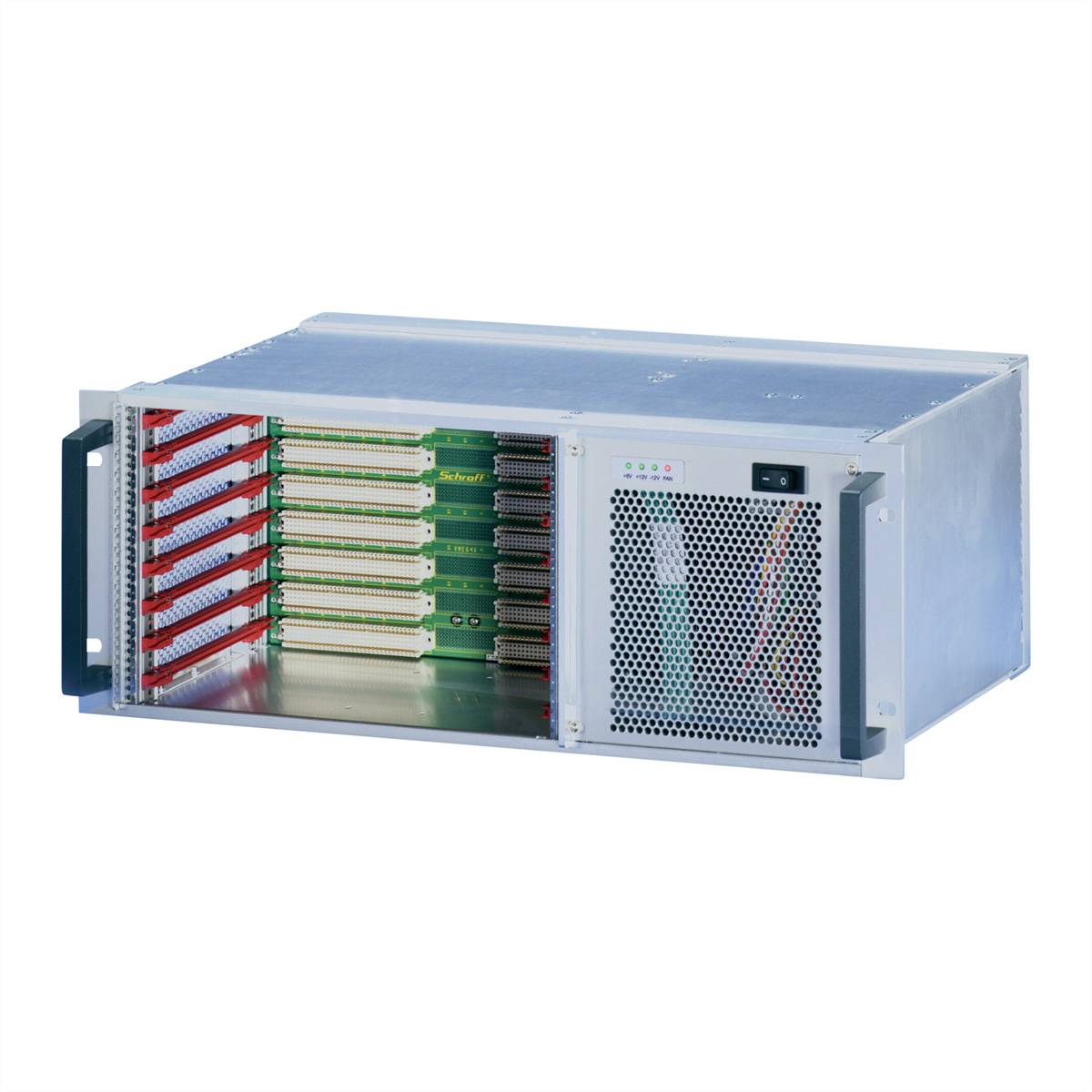 Ein offenes Servergehäuse mit entfernten Abdeckungen zeigt mehrere parallel angeordnete Steckkarten und Lüfter zur Kühlung.