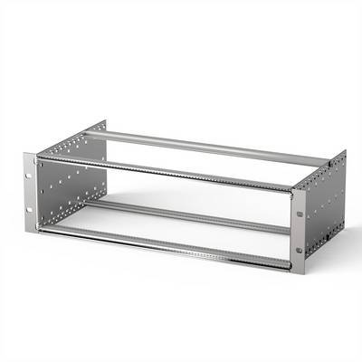 Metallrahmen für elektronische Geräte, ohne eingebaute Komponenten. Rechteckige Struktur mit perforierten Seiten für Montage.