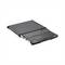 Flacher schwarzer KVM-Switch mit ausziehbarer Tastatur und Trackpad in einem Server-Rack montiert.
