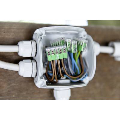Eine geöffnete Verteilerdose mit mehreren angeschlossenen Kabeln unterschiedlicher Farben, die elektrische Verbindungen darstellen.