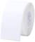 Eine Rolle weißer Etiketten ohne Aufdruck, bereit zur Verwendung in Druckern oder Etikettiergeräten.