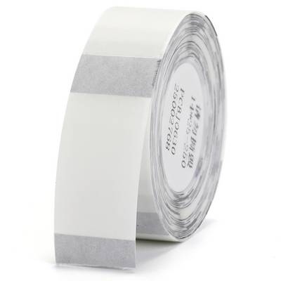 Eine Rolle weißes Klebeband, teilweise abgewickelt. Anpassbar für verschiedene Verpackungs- oder Versiegelungszwecke.