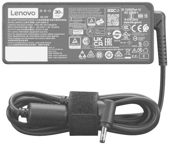 'Lenovo' Netzteil-Etikett mit technischen Spezifikationen und Sicherheitszertifizierungen. Enthält Symbole für verschiedene Zulassungen. Kabel mit Anschlussstecker.