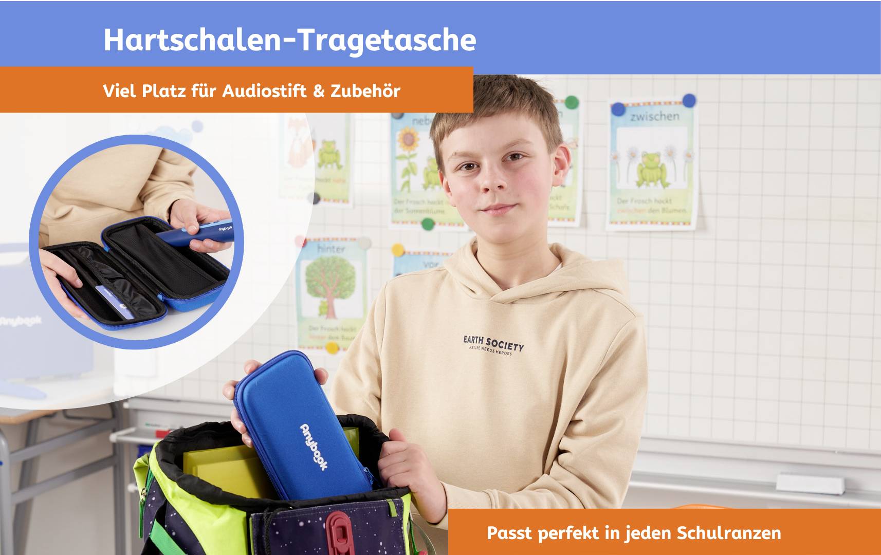Ein Kind hält eine blaue Hartschalen-Tragetasche für Audiostift und Zubehör. Text auf der Tasche: 'Pinguin'. Die Tasche passt in jeden Schulranzen.