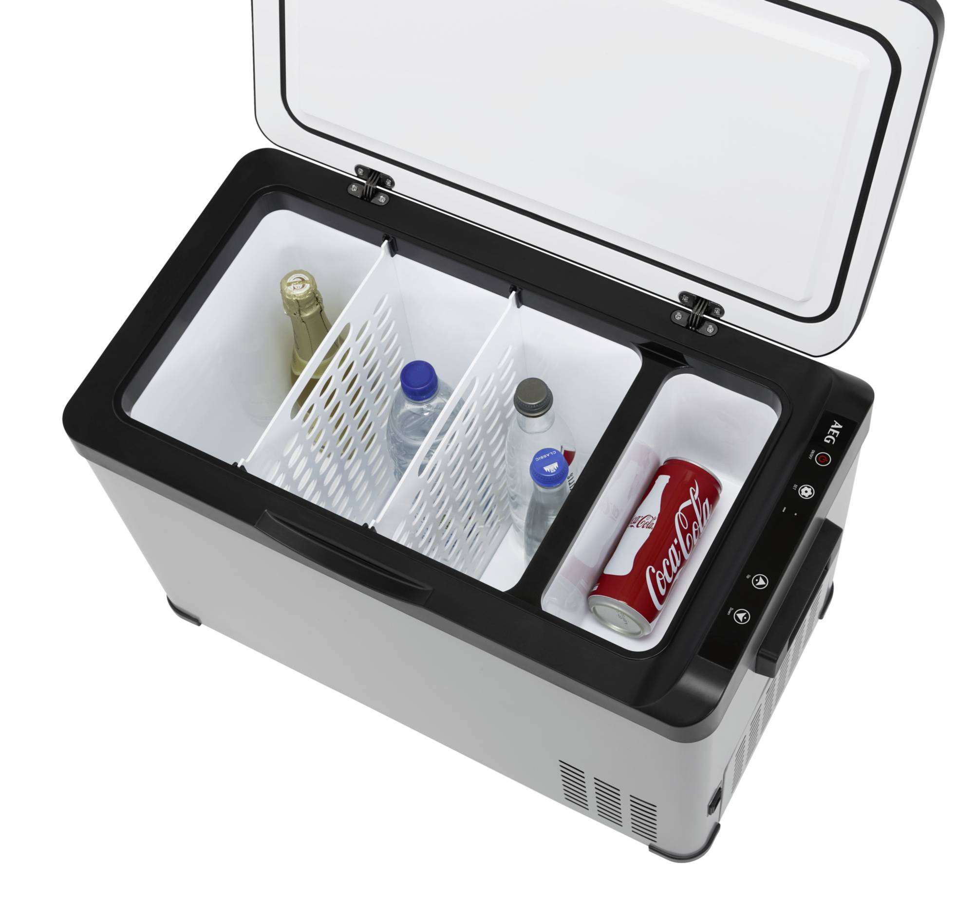 Kühlbox mit offenem Deckel, zeigt Weinflasche, zwei Wasserflaschen, kleine Tüte Coca-Cola und zwei Fächer zur Trennung im Inneren.