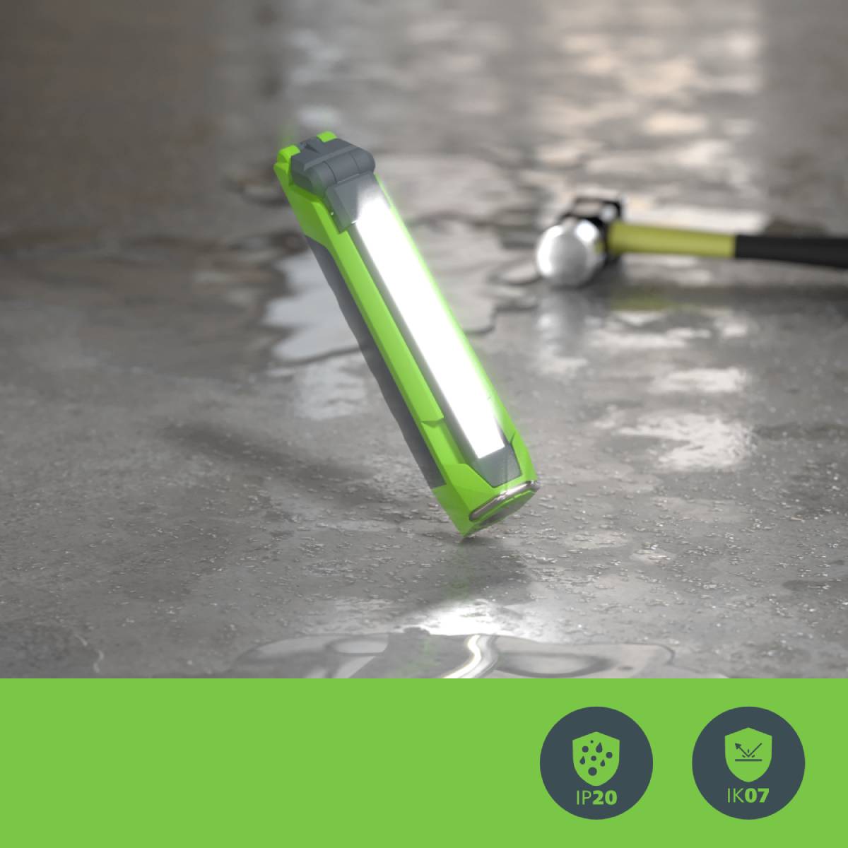 Mobile Arbeitsleuchte steht auf reflektierendem nassem Boden. Im Hintergrund ein Hammer. Symbole unten: IP20, IK07.