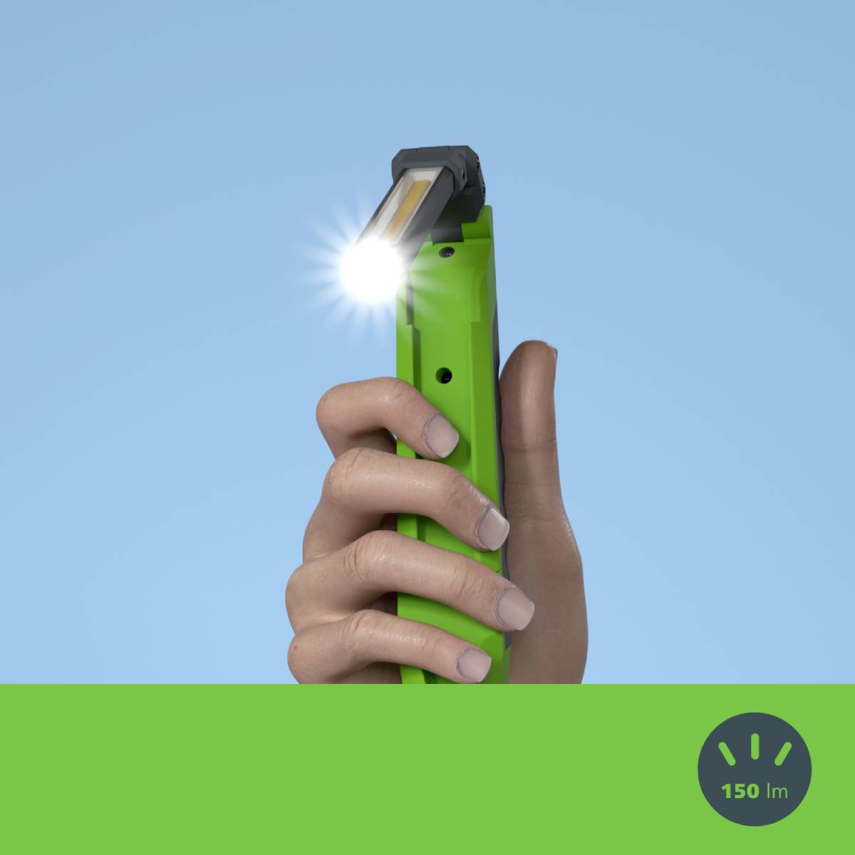 Hand hält eine leuchtende grüne Taschenlampe. Unten rechts steht '150 lm', was auf die Lichtstärke hinweist. Hellblauer Hintergrund.